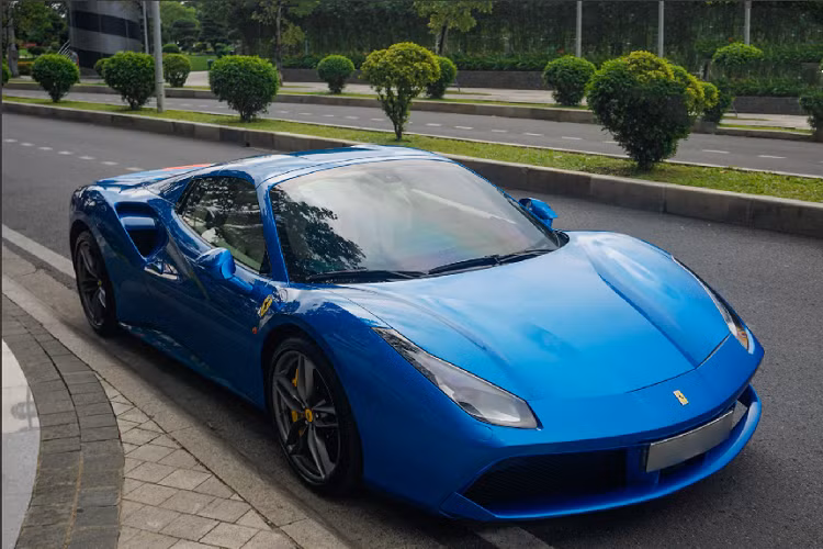 Điều gây đáng tiếc nhất cho những người hâm mộ của thương hiệu “ngựa chồm” nước Ý đến từ phần nắp kính cho khoang máy phía sau trên chiếc 488 GTB đã được thay thế nhường chỗ cho cơ chế đóng/mở mui và phần nắp đậy dạng kín cho khoang máy. Tuy vậy, chi tiết này có thể được thay thế bằng phần nắp kính của một số thương hiệu độ xe trên thế giới.