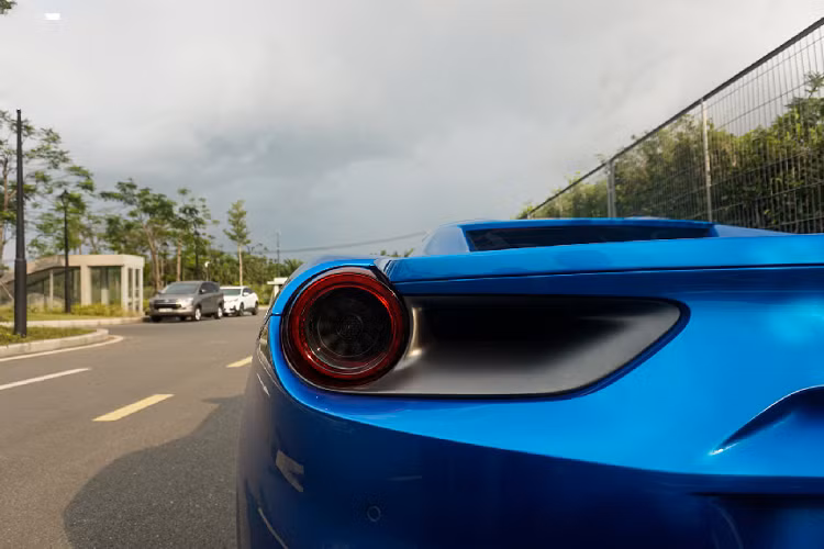 Kết hợp với gam màu xanh Blu Corsa ở ngoại thất là khoang nội thất được bọc da màu trắng kem Crema Hide, ghế ngồi có tên Goldrake Racing. Không những vậy, toàn bộ phần nội thất của xe cũng được ốp sợi carbon với các chi tiết như bảng táp-lô phía trước, tay nắm cửa, bể điều khiển trung tâm hay lưng ghế.