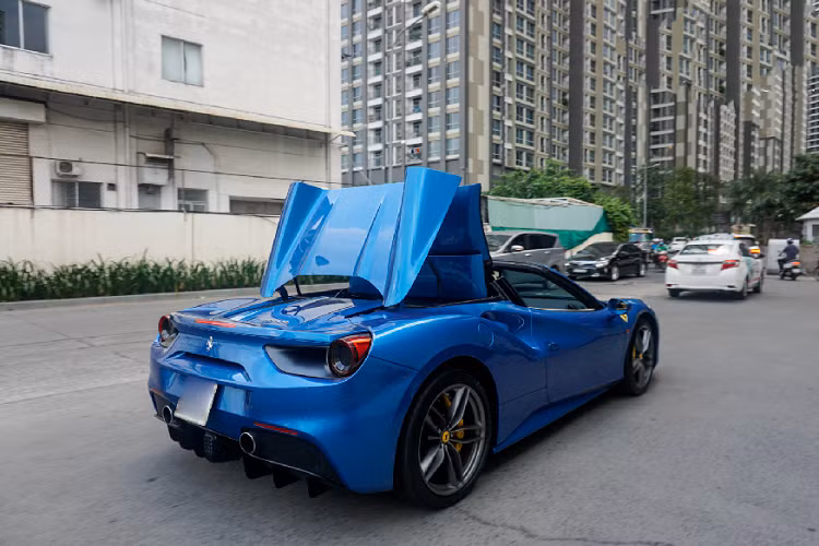 Một chi tiết thú vị trên Ferrari 488 Spider là tấm kính ngăn cách giữa cabin và khoang máy có thể điều chỉnh lên xuống trong trường hợp người lái muốn nghe âm thanh của khối động cơ nhưng lại không muốn mở mui xe ra.
