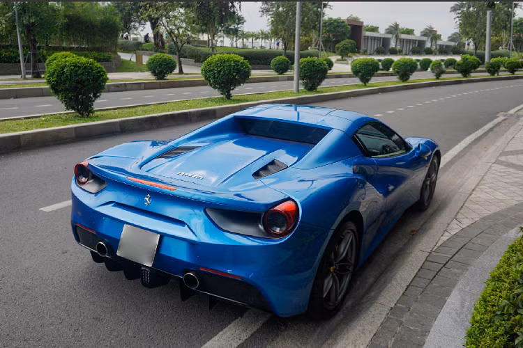 Phần mui xếp trên chiếc Ferrari 488 Spider tại Việt Nam này chỉ mất 14 giây cho công đoạn đóng/mở và có thể được thực hiện ngay khi xe đang di chuyển, cơ chế đóng/mở này nặng đến 50 kg khiến cho tổng trọng lượng của xe đạt mức 1.420 kg, tuy vậy thì 488 Spider vẫn nhẹ hơn 10 kg so với đàn anh 458 Spider.