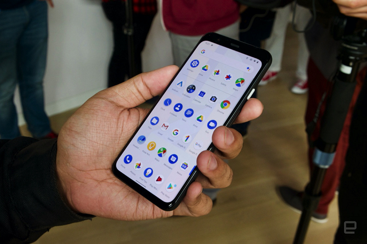 2 model mới của Google được trang bị chip Snapdragon 855, RAM 6 GB và bộ nhớ trong tuỳ chọn 64 hoặc 128 GB. Pixel 4 XL có pin dung lượng 3.700 mAh, Pixel 4 có 2.800 mAh, hỗ trợ sạc nhanh 18 W và sạc không dây. Máy được trang bị khả năng kháng nước và bụi theo tiêu chuẩn IP68.