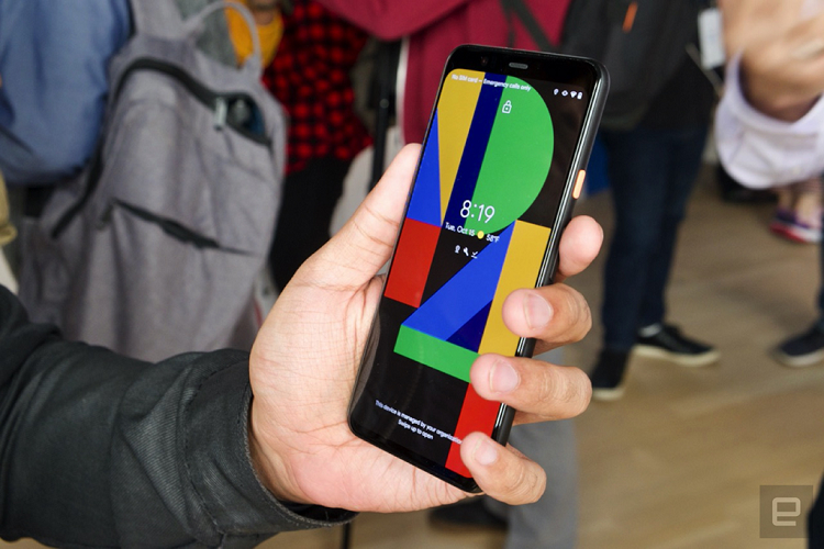 Trong khi Pixel 4 có kích thước màn hình 5,7 inch, độ phân giải Full HD+. Màn hình của cả 2 máy đều có tần số quét 90 Hz, giúp hiển thị hình ảnh mượt mà.