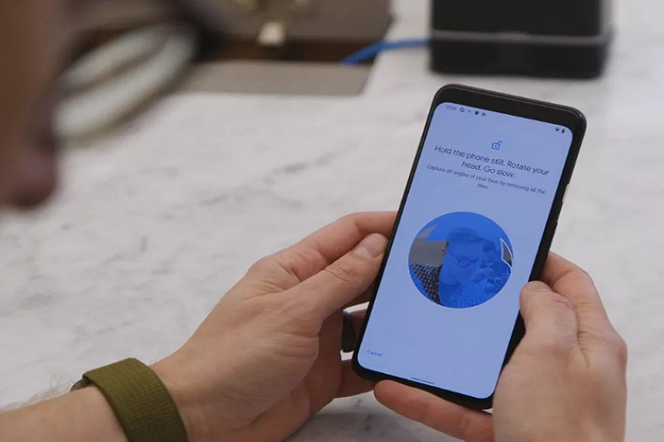 Google cho biết họ đã chọn ống kính tele thay vì siêu rộng vì nghĩ khách hàng sẽ sử dụng nó nhiều hơn. The Verge cho rằng, lợi thế của Google đến từ AI, vì thế chất lượng camera trên thiết bị cho ra tốt, hình ảnh chân thực. Camera của máy đi kèm nhiều tính năng như Super Res Zoom giúp cải thiện khả năng phóng to mà không làm giảm chất lượng hình ảnh, Nightsight có thể phơi sáng lên đến 16 giây...