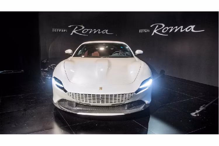 Và Roma là mẫu xe có thể giải quyết được sự lo ngại này. Thay vì sự mạnh mẽ và táo bạo trong thiết kế lẫn vận hành, mẫu siêu xe mới nhất của Ferrari hướng tới những khách hàng đề cao sự tinh tế, trưởng thành và đậm chất cuốn hút.