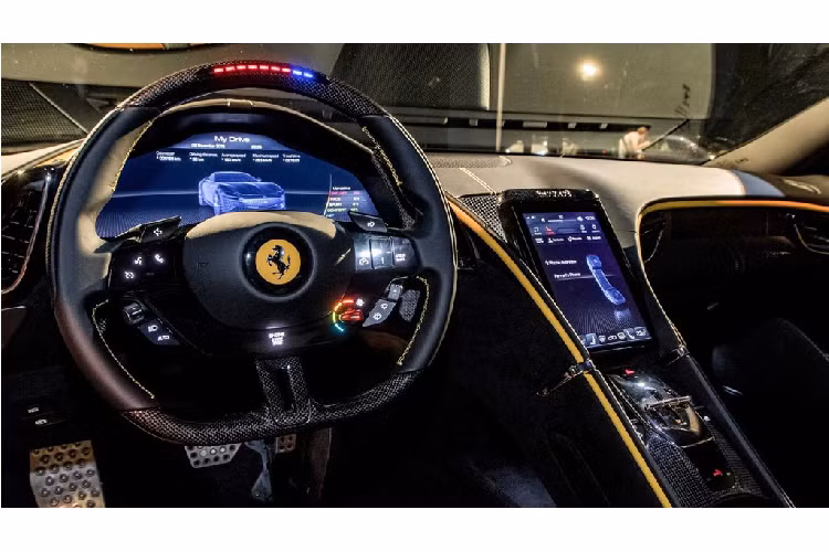 Vô lăng của Ferrari Roma mang chất thể thao với phần đáy được vát bằng, tuy nhiên không nhiều phím bấm chức năng thiên về khả năng vận hành mà được trang bị thêm phím cảm ứng giúp người lái điều chỉnh các chức năng khác của xe mà không cần phải buông tay khỏi vô lăng. 