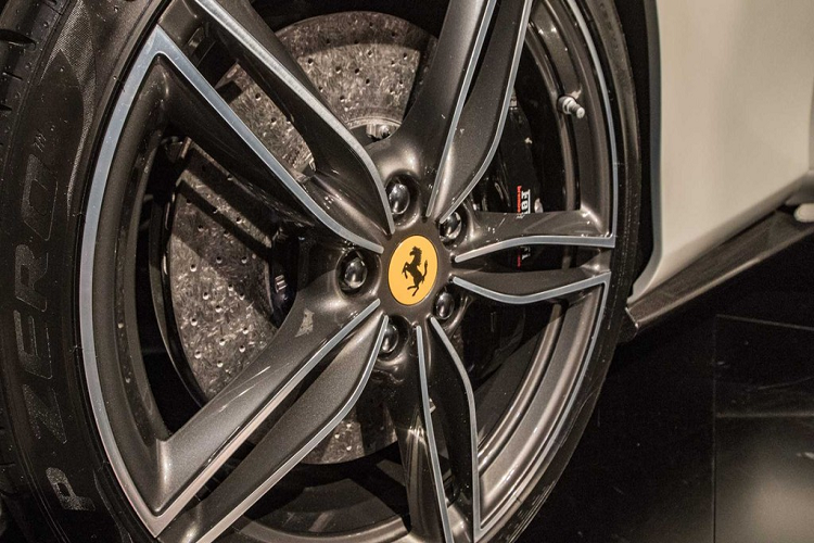 Thiết kế của Roma cũng cho thấy định hướng phát triển của hãng xe này. Ông Flavio còn cho biết thêm, trong tương lai Ferrari sẽ phát triển theo 2 hướng chính, một là những mẫu xe thuần chất thể thao, hai là những mẫu xe thể thao gran turismo. 