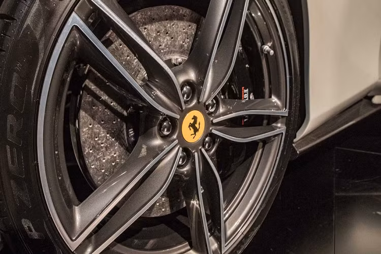 Thiết kế của Roma cũng cho thấy định hướng phát triển của hãng xe này. Ông Flavio còn cho biết thêm, trong tương lai Ferrari sẽ phát triển theo 2 hướng chính, một là những mẫu xe thuần chất thể thao, hai là những mẫu xe thể thao gran turismo. 