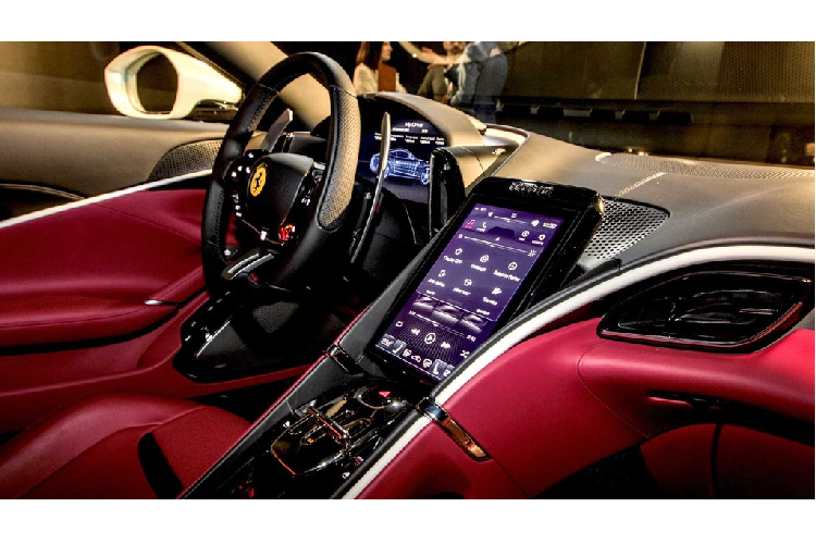 Nội thất xe của Roma khá khác biệt so với những người anh em khác trong gia đình ngựa chồm với thiết kế màn hình trung tâm kích thước lớn cùng bảng đồng hồ taplo LCD. Hàng ghế da cao cấp thiết kế mềm mại hơn, các phím bấm kim loại với thiết kế phong cách hàng không được sử dụng để người lái điều khiển số tới hoặc số lùi. 