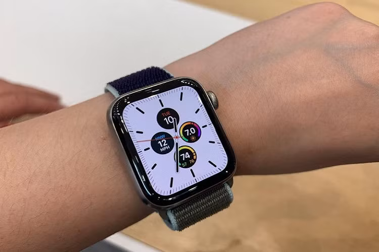 Gia chenh mot nua, chon Apple Watch Series 5 hay Series 3?