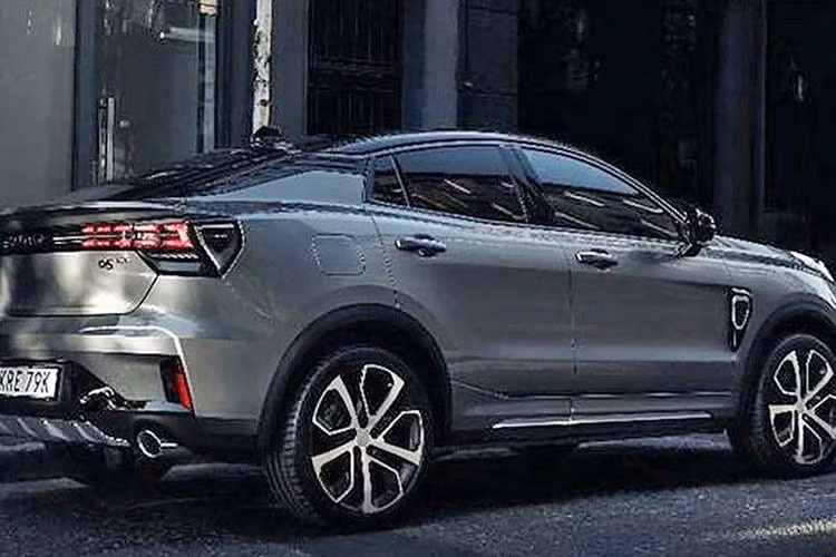 Theo dọc nóc xe dốc thoải về phía đuôi xe là cụm đèn hậu ôm lấy toàn bộ chiều rộng của SUV lai coupe Lynk &amp; Co 05, vị trí gắn biển số cũng đã được di chuyển từ cửa hậu sang cản sau.