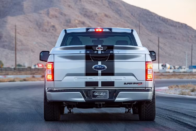 Khả năng tăng tốc từ 0 lên 96 km/h chỉ trong 3.45 giây (theo thử nghiệm của Shelby). Một vài trang bị đáng chú ý khác bao gồm hệ thống treo tinh chỉnh và hệ ống xả Borla.