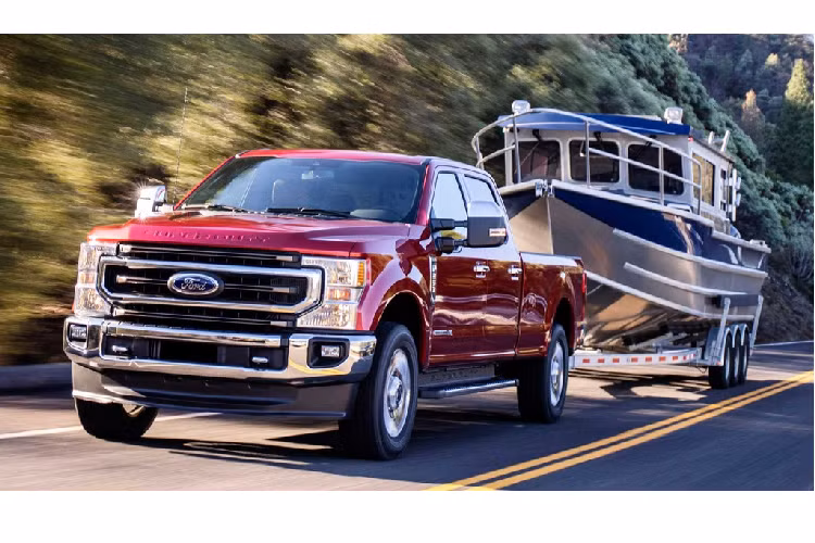  Dẫn đầu Top 10 ôtô bán chạy nhất tại Mỹ là mẫu bán tải Ford F-Series mới có thân làm hoàn toàn bằng nhôm, nhẹ hơn thế hệ trước. Động cơ có nhiều tùy chọn, gồm V6 và V8 5.0L. Bản tăng áp V6 3.5L và V8 sử dụng hộp số tự động 10 cấp. Khoang lái yên tĩnh, tăng tốc nhanh, tiêu thụ nhiên liệu ở mức chấp nhận được. Xe cồng kềnh nhưng lái an toàn và tin cậy.