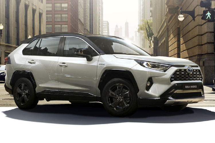  Toyota RAV4. Model mới nhất sở hữu thiết kế hầm hố, khoang lái thu hẹp diện tích. Bản động cơ 2.5L 4 xi-lanh đi cùng hộp số tự động 8 cấp cho khả năng tăng tốc nhanh chóng. Xe có cả bản hybrid cho người dùng muốn tiết kiệm nhiên liệu. Trải nghiệm lái không được thoải mái, tay lái cứng, động cơ ồn ào dù không gặp khó khăn khi vào cua.