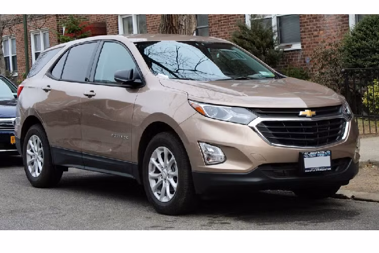  Chevrolet Equinox. Tập trung vào phân khúc SUV cỡ nhỏ thông dụng, mẫu xe Chevrolet gây ấn tượng với nhiều tính năng công nghệ cao, phong cách lái ổn định, nội thất rộng rãi. Tuy nhiên, bản động cơ tiêu chuẩn không thực sự mạnh mẽ và tiết kiệm nhiên liệu như hứa hẹn. Có khoảng 303.000 chiếc được bán ra thị trường Mỹ trong năm nay.