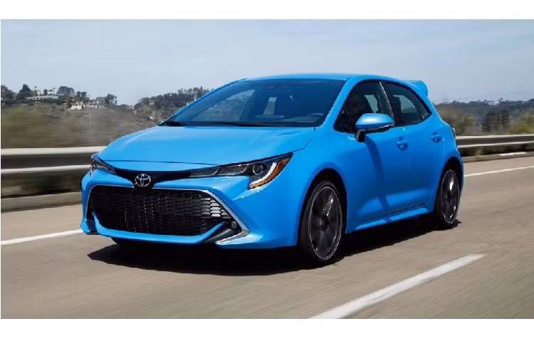  Toyota Corolla. Model mới được thiết kế lại cho khả tiết kiệm nhiên liệu tốt hơn. Hàng ghế sau hơi chật do mui xe vuốt về sau. Cả bản hybrid và bản động cơ 1.8L đều tăng tốc chậm, hộp số CVT hơi ồn. Động cơ 2.0L 169 mã lực được trang bị cho bản đời cao. Hãng xe Nhật đã cải thiện đáng kể khả năng lái của Corolla.