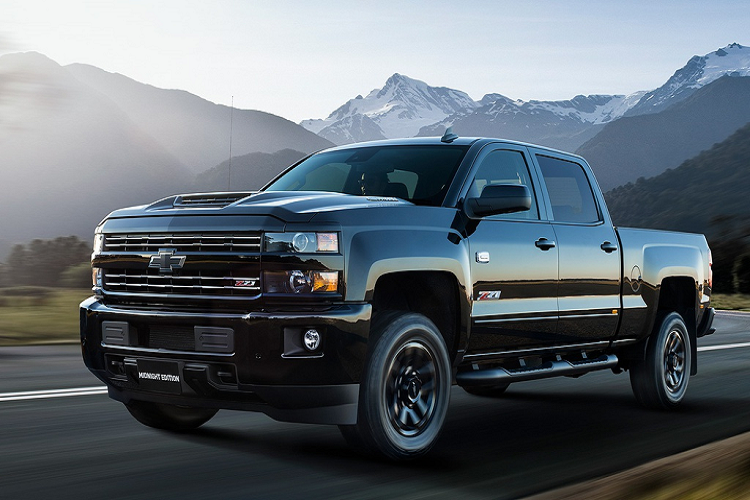  Chevrolet Silverado. Xe được General Motors sản xuất và giới thiệu từ năm 1998, thay thế cho dòng Chevrolet C/K đã quá lỗi thời. Phiên bản hạng nặng là Silverado HD (Sierra HD), bản hạng nhẹ là Silverado (Sierra). GM bán được 494.000 chiếc bán tải Chevrolet Silverado trong năm nay. Nhiều năm qua, cái tên Silverado luôn nằm trong danh sách xe bán chạy nhất thị trường Mỹ. Đã có 12 triệu xe được bán ra thị trường trong 2 thập kỷ qua.