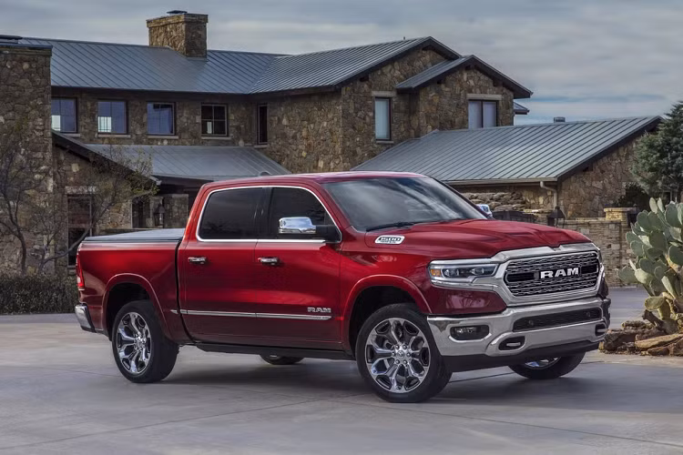  Bán tải RAM. Model mới nhất Ram 1500 có sự bứt phá mạnh mẽ về trang bị và hệ thống treo. Xe sử dụng động cơ V6 3.6L hoặc V8 5.7L, dẫn động 4WD. Khoang lái yên tĩnh nhờ khả năng chống ồn tốt. Không gian hàng ghế sau rất rộng, hệ thống thông tin giải trí dễ điều khiển. Bản đời cao Limited được trang bị màn hình tới 12 inch. Các tính năng an toàn nâng cao gồm cảnh báo va chạm trước, phanh khẩn cấp tự động, cảnh báo điểm mù (tùy chọn).
