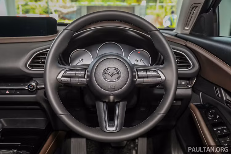 Ghế ngồi bọc da Nâu + ghế lái chỉnh điện 10 hướng trong khi ghế hàng khách chỉnh tay. Mazda CX-30 trang bị màn hình thông tin giải trí 8,8 inch hỗ trợ kết nối Apple CarPlay và Android Auto. Trang bị màn hình hiển thị trên kính lái (HUD), hệ thống âm thanh 08 loa và camera lùi.