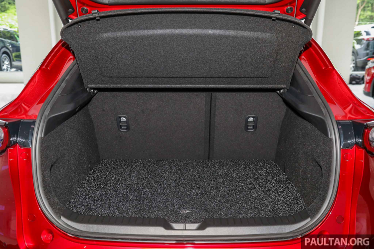 Về an toàn, Mazda CX-30 phiên bản 2.0L High được trang bị 07 túi khí, hỗ trợ khởi hành ngang dốc, đèn tín hiệu dừng khẩn cấp, neo ghế trẻ em ISOFIX.