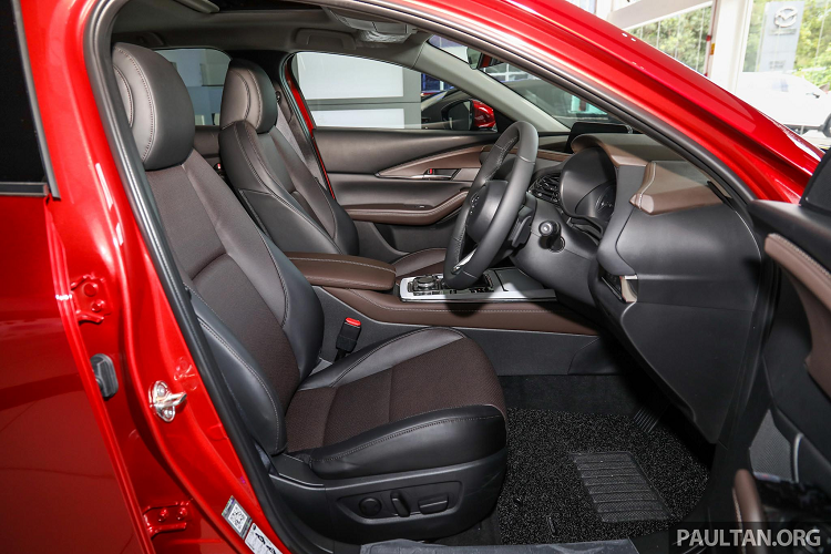 Đặc biệt, CX-30 2.0L High trang bị gói an toàn tiên tiến i-ACTIVSENSE với nhiều “đồ chơi” như: đèn pha LED thích ứng + hỗ trợ chùm tia cao, cảnh báo điểm mù, cảnh báo phương tiện cắt ngang khi lùi, cảnh báo chú ý lái xe, hỗ trợ phanh khẩn cấp và kiểm soát hành trình dẫn đường bằng Radar. Hiện chưa có thông tin mẫu xe này sẽ về Việt Nam, nhưng có thể sẽ được lắp ráp và ra mắt vào giữa năm 2020.