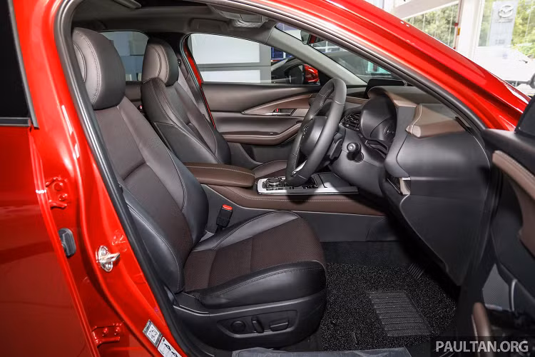 Đặc biệt, CX-30 2.0L High trang bị gói an toàn tiên tiến i-ACTIVSENSE với nhiều “đồ chơi” như: đèn pha LED thích ứng + hỗ trợ chùm tia cao, cảnh báo điểm mù, cảnh báo phương tiện cắt ngang khi lùi, cảnh báo chú ý lái xe, hỗ trợ phanh khẩn cấp và kiểm soát hành trình dẫn đường bằng Radar. Hiện chưa có thông tin mẫu xe này sẽ về Việt Nam, nhưng có thể sẽ được lắp ráp và ra mắt vào giữa năm 2020.