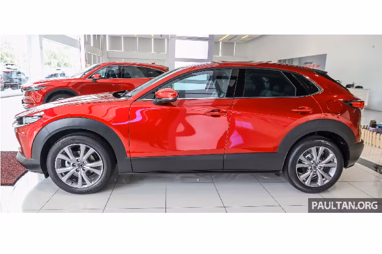 Đối với phiên bản máy dầu 1.8L cho công suất tối đa 118 mã lực tại 4.000 vòng/phút và mô-men xoắn cực đại 270Nm đạt được tại dải vòng tua máy từ 1.600 – 2.700 vòng /phút. Tương tự Mazda3, CX-30 sử dụng hệ thống treo kiểu McPherson ở phía trước và giảm xóc sau dạng thanh xoắn (torsion beam).