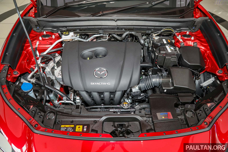 Mẫu xe Mazda CX-30 2.0L 2020 sử dụng động cơ xăng SkyActiv-G 2.0L cho công suất tối đa 162 mã lực tại 6.000 vòng /phút và mô-men xoắn cực đại 213 Nm tại 4.000 vòng/ phút kết hợp với hộp số tự động 6 cấp (6 AT) và hệ dẫn động cầu trước (FWD).