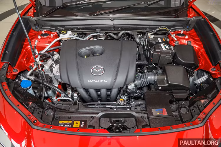 Mẫu xe Mazda CX-30 2.0L 2020 sử dụng động cơ xăng SkyActiv-G 2.0L cho công suất tối đa 162 mã lực tại 6.000 vòng /phút và mô-men xoắn cực đại 213 Nm tại 4.000 vòng/ phút kết hợp với hộp số tự động 6 cấp (6 AT) và hệ dẫn động cầu trước (FWD).