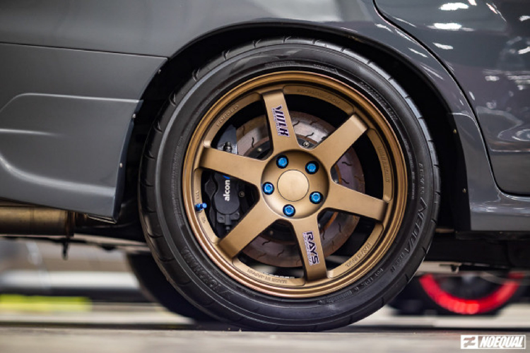 Đối với động cơ 2JZ này, các tuner có thể thực hiện nhiều công tác như nâng cấp hệ thống tăng áp &amp; giải nhiệt, nâng cấp nắp quy-lát móc họng hút/xả (porting), nâng cấp tay dên, bạc, đóng lòng mới,… nhằm đáp ứng cho mức công suất cao từ tăng áp.