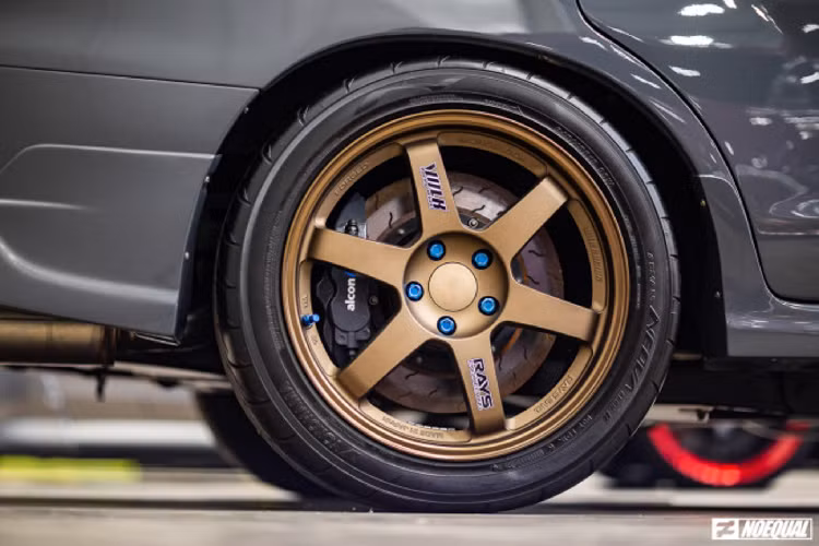 Đối với động cơ 2JZ này, các tuner có thể thực hiện nhiều công tác như nâng cấp hệ thống tăng áp &amp; giải nhiệt, nâng cấp nắp quy-lát móc họng hút/xả (porting), nâng cấp tay dên, bạc, đóng lòng mới,… nhằm đáp ứng cho mức công suất cao từ tăng áp.