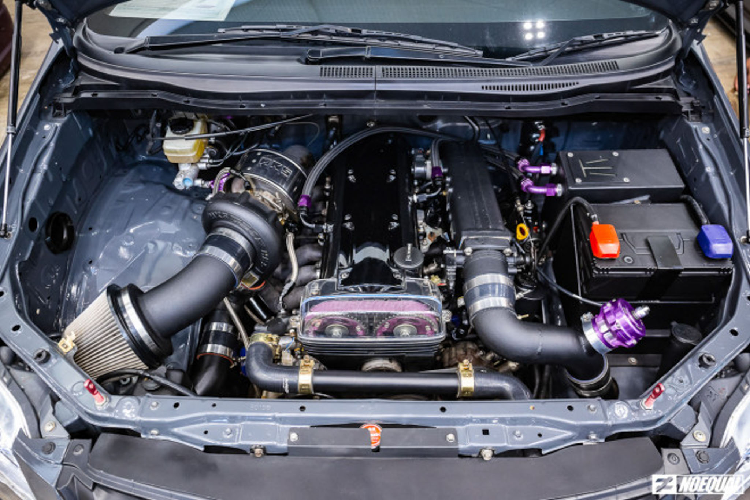 Cuộc sống luôn có những điều bất ngờ, chiếc xe MPV Toyota Innova bên dưới đã được thay thế động cơ xăng 2.0L hay dầu 2.4L (tại thị trường Indonesia Innova có máy dầu), bằng cổ máy 6 xy-lanh thẳng hàng (2JZ). Sẽ không có gì ngạc nhiên khi chiếc Innova này có công suất hơn 400 mã lực, điều này khiến nó mạnh hơn bất kỳ chiếc MPV nào trên đường khi nó xuống phố.