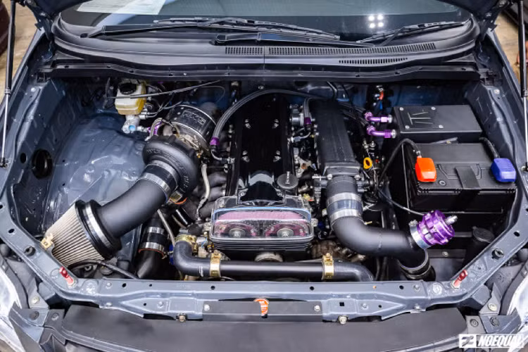 Cuộc sống luôn có những điều bất ngờ, chiếc xe MPV Toyota Innova bên dưới đã được thay thế động cơ xăng 2.0L hay dầu 2.4L (tại thị trường Indonesia Innova có máy dầu), bằng cổ máy 6 xy-lanh thẳng hàng (2JZ). Sẽ không có gì ngạc nhiên khi chiếc Innova này có công suất hơn 400 mã lực, điều này khiến nó mạnh hơn bất kỳ chiếc MPV nào trên đường khi nó xuống phố.