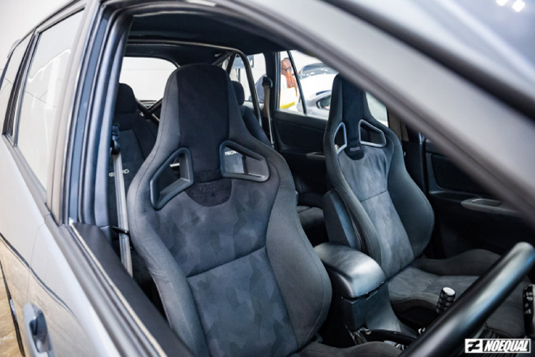 Không dừng lại ở động cơ, chủ nhân xe đã khoác lên thân xe màu sơn xanh xám thời thượng hiện nay, bên cạnh thay thế ‘’dàn chân’’ cho xe bằng bộ mâm hợp kim 18 inch thương hiệu RAYS dòng TE 37, đi cùng với vỏ Yokohoma Neova (265/45) giúp tăng cường độ bám đường hơn. Chưa hết, chủ sở hữu của chiếc Innova này còn quyết định ‘’lên’’ dàn phanh với phanh đĩa từ thương hiệu ALCON sử dụng đĩa thông hơi để giúp xe tăng cường hiệu quả phanh và dừng nhanh hơn.