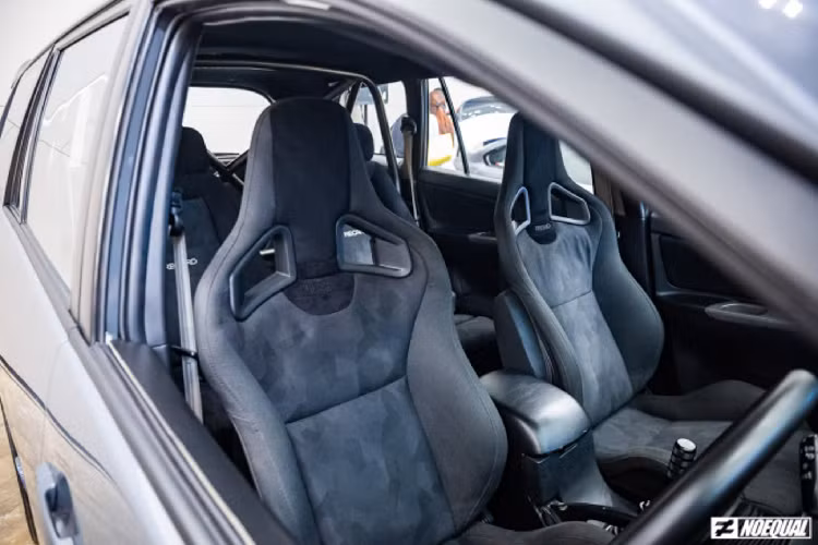 Không dừng lại ở động cơ, chủ nhân xe đã khoác lên thân xe màu sơn xanh xám thời thượng hiện nay, bên cạnh thay thế ‘’dàn chân’’ cho xe bằng bộ mâm hợp kim 18 inch thương hiệu RAYS dòng TE 37, đi cùng với vỏ Yokohoma Neova (265/45) giúp tăng cường độ bám đường hơn. Chưa hết, chủ sở hữu của chiếc Innova này còn quyết định ‘’lên’’ dàn phanh với phanh đĩa từ thương hiệu ALCON sử dụng đĩa thông hơi để giúp xe tăng cường hiệu quả phanh và dừng nhanh hơn.