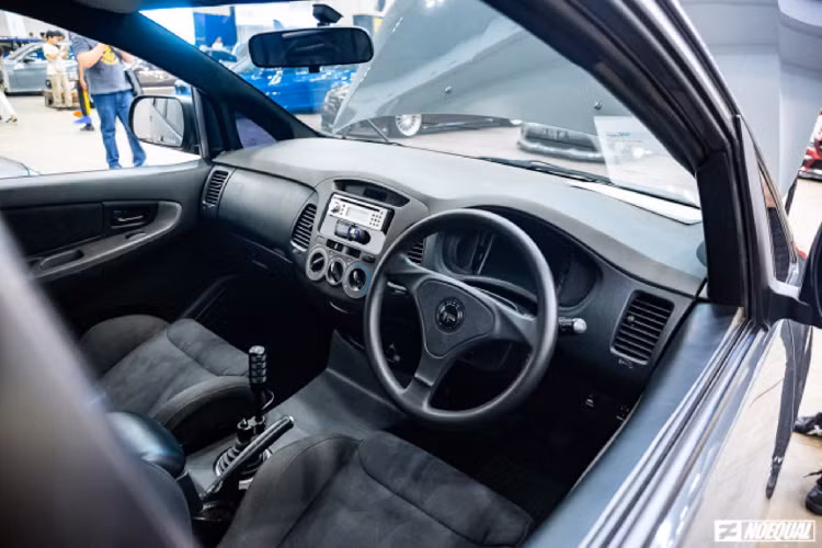 Nội thất đã được làm lại, chủ nhân chiếc MPV Toyota Innova độ đã quyết định tháo bỏ hoàn toàn bộ ghế ‘’zin’’ và thay thế bằng bộ ghế thể thao Recaro cho hàng ghế trước và sau, ngoài ra hàng ghế thứ 3 đã được loại bỏ để cắt giảm trọng lượng, và tất nhiên sẽ không ai cần 7 chỗ ngồi trên một chiếc MPV độ ‘’tới nóc’’ này.