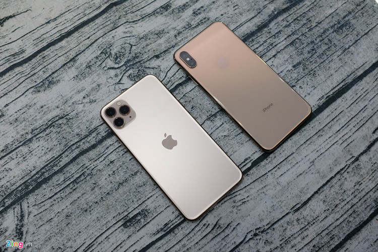So với iPhone XS Max, phiên bản kế nhiệm có khối lượng nặng hơn đôi chút. 