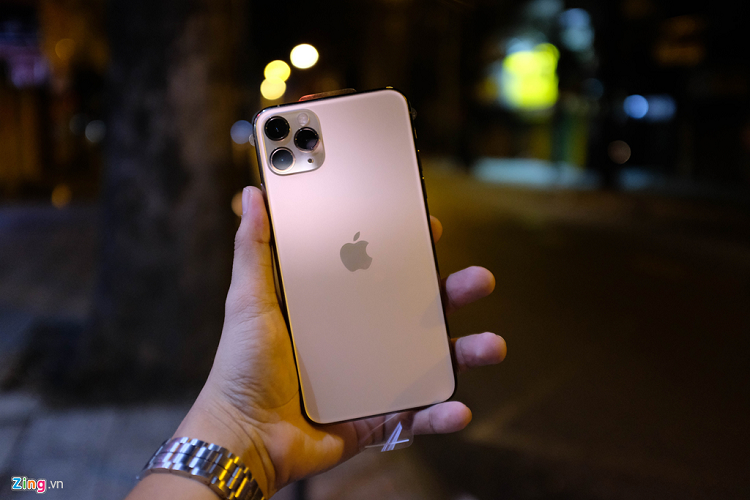 Cảm nhận đầu tiên khi cầm iPhone 11 Pro Max tại Việt Nam khá giống với iPhone XS Max. Vẫn là thiết kế nguyên khối với 2 mặt kính trước, sau. Phần khung được làm bằng thép không gỉ giúp thiết bị trở nên cứng cáp và chịu va đập tốt hơn. Mặt lưng kính trên model này được phủ mờ mang đến cảm giác cầm nắm tốt hơn, ít bám mồ hôi, dấu vân tay. 