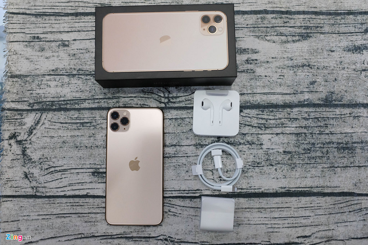 Hộp iPhone 11 Pro Max được làm giống như các phiên bản tiền nhiệm. Các phụ kiện đi kèm bao gồm sách hướng dẫn sử dụng, miếng dán sticker của Apple, cáp Lightning và củ sạc nhanh 18 W. Giắc chuyển đổi 3,5 mm sang Lightning đã không còn. 