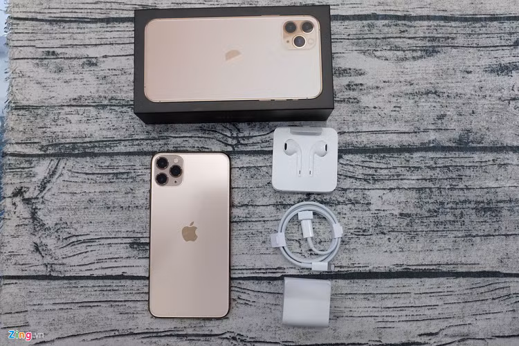 Hộp iPhone 11 Pro Max được làm giống như các phiên bản tiền nhiệm. Các phụ kiện đi kèm bao gồm sách hướng dẫn sử dụng, miếng dán sticker của Apple, cáp Lightning và củ sạc nhanh 18 W. Giắc chuyển đổi 3,5 mm sang Lightning đã không còn. 
