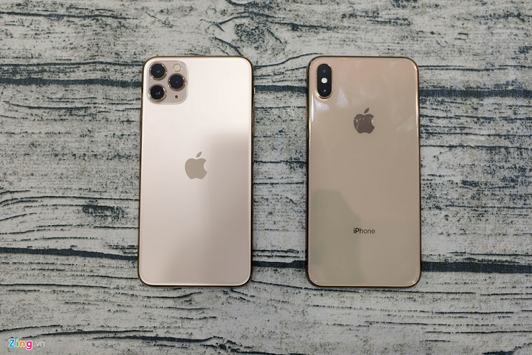 So với iPhone XS Max, cụm camera trên iPhone 11 Pro Max được làm to hơn. 