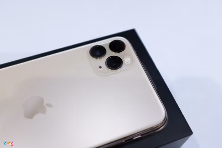 Phải đến 20/9, Apple mới chính thức bán ra iPhone mới, nên việc một số cá nhân sở hữu bản thương mại lúc này là điều hiếm gặp. Chiếc iPhone 11 Pro Max này chưa thể kích hoạt vì chưa đến thời điểm bán ra. 