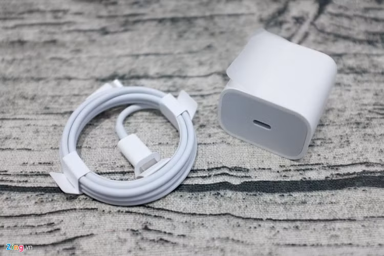 Củ sạc 18 W của iPhone 11 Pro Max sử dụng hai đầu USB Type C và Lightning.