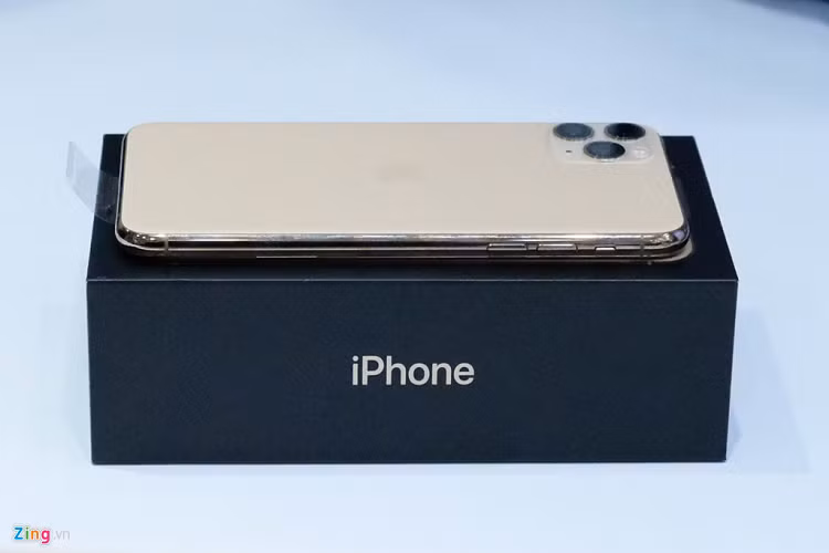 Các vị trí của phím nguồn, khay cắm SIM, phím tăng, giảm âm lượng đều giống như iPhone XS Max. 
