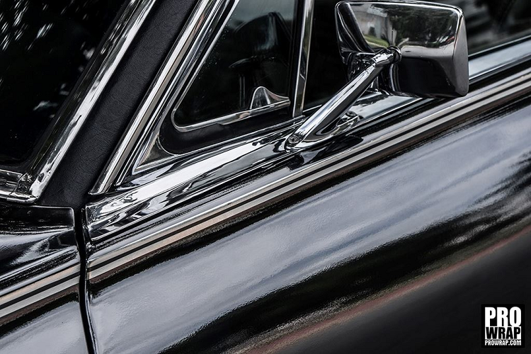 Phần nội thất của vẫn được giữ nguyên với nội thất bọc da màu đen cùng các chi tiết ốp gỗ sang trong như bảng táp lô, khu vực thiết bị trung tâm.