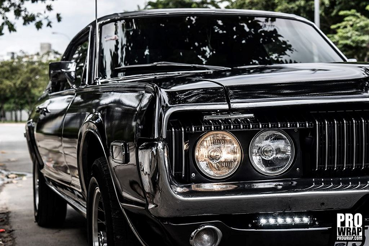 Cougar XR-7 được trang bị bộ mâm đa chấu bằng hợp kim màu sáng. Tuy nhiên, mới đây cư dân mạng lại một lần nữa bất ngờ khi anh quyết định đổi màu xe bằng phương pháp dán decal, một cách nhanh chóng được nhiều người lựa chọn để làm đẹp hay thay đổi màu cho chiếc xe của mình.