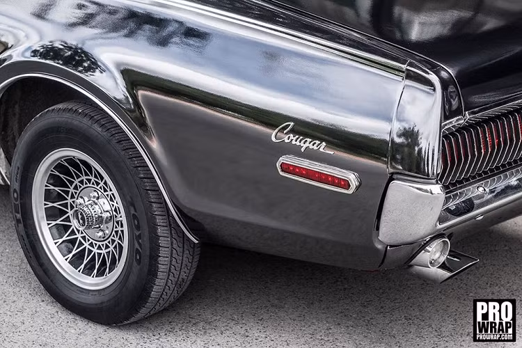 Rapper sinh năm 1988 này chọn màu đen làm chủ đạo cho chiếc xe của mình. Với màu mới, diện mạo xe trở nên cứng cáp và cơ bắp hơn.