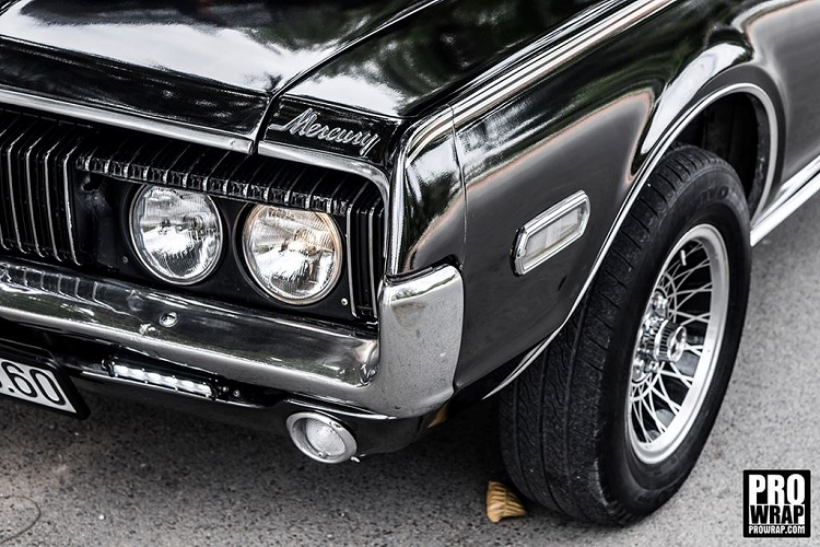 Thời điểm xe được mua về thì Mercury Cougar của Rapper Binz trên mình ngoại thất màu đỏ tương phản với mui xe bằng da màu đen.