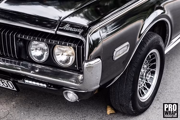 Thời điểm xe được mua về thì Mercury Cougar của Rapper Binz trên mình ngoại thất màu đỏ tương phản với mui xe bằng da màu đen.