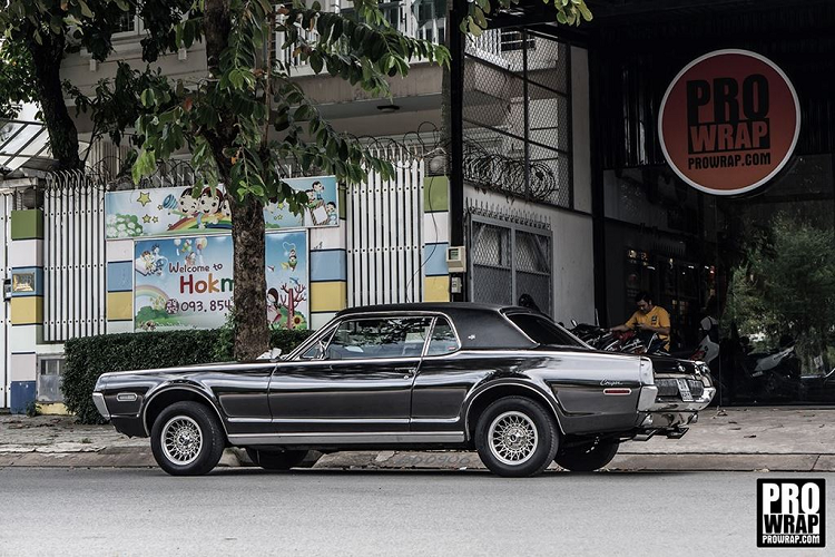 Thảm lót sàn bằng nhung màu đen được lót thêm một tấm để chân bằng da màu kem sáng. Khu vực bảng đồng hồ với hai cụm đồng hồ hình tròn cỡ lớn sáng bóng với viền chrome, cần số được thiết kế dạng chữ T được làm bằng thép không rỉ giúp tăng vẻ độc đáo cho Cougar XR-7.