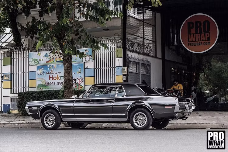 Thảm lót sàn bằng nhung màu đen được lót thêm một tấm để chân bằng da màu kem sáng. Khu vực bảng đồng hồ với hai cụm đồng hồ hình tròn cỡ lớn sáng bóng với viền chrome, cần số được thiết kế dạng chữ T được làm bằng thép không rỉ giúp tăng vẻ độc đáo cho Cougar XR-7.